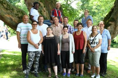 Jubilanter ved et tre i parken.