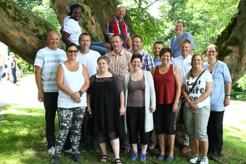 Jubilanter ved et tre i parken.