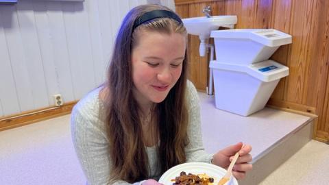 Jente som sitter og spiser