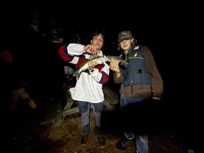 To ungdommer holder hver sin fisk de har fisket.