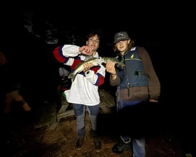 To ungdommer holder hver sin fisk de har fisket.