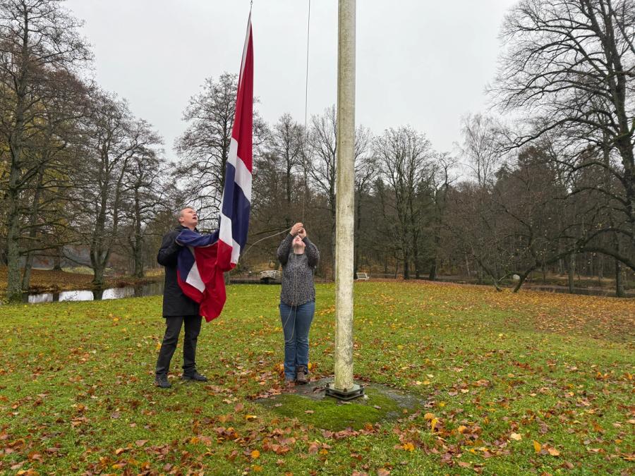 Rektor og elevrådsleder heiser flagget