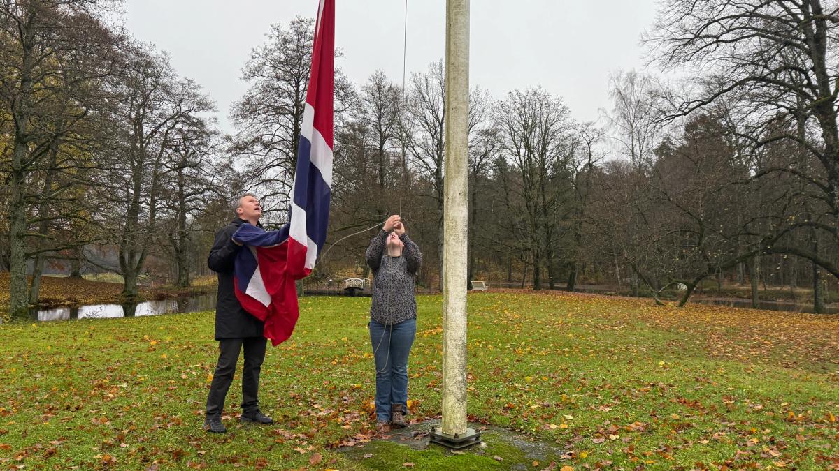Rektor og elevrådsleder heiser flagget