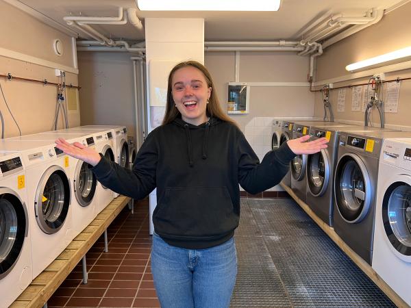 Jente viser fram vaskekjelleren