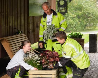 Lærer ser på to elever som planter