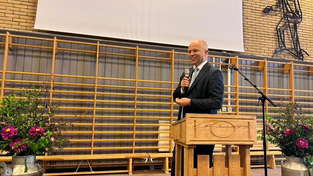 Vedum med mikrofonen på scenen i aulaen.