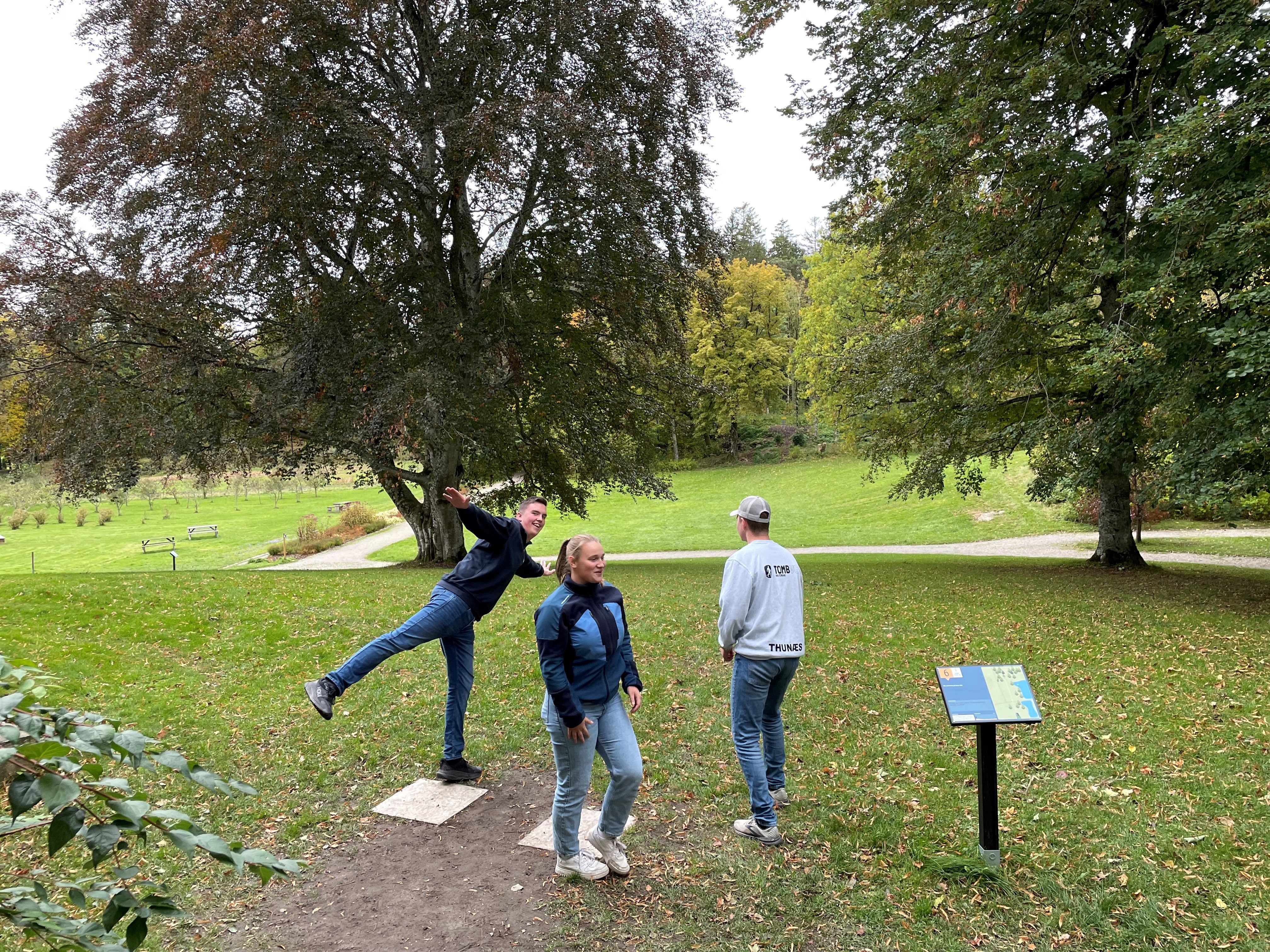 Tre elever ved et "utkast" i Tomb-parken.