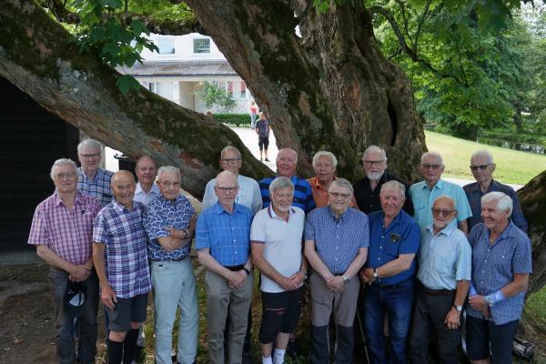 Fellesbilde av 60-årsjubilanter foran et stort, gammelt tre.