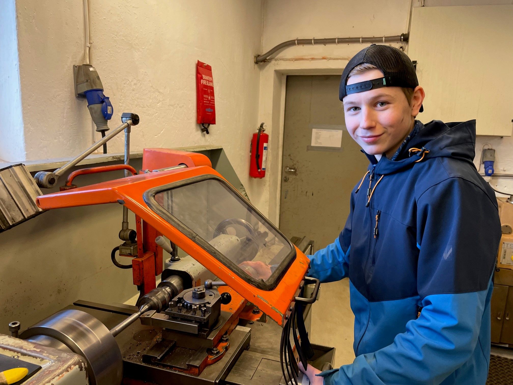 Elev ved maskin