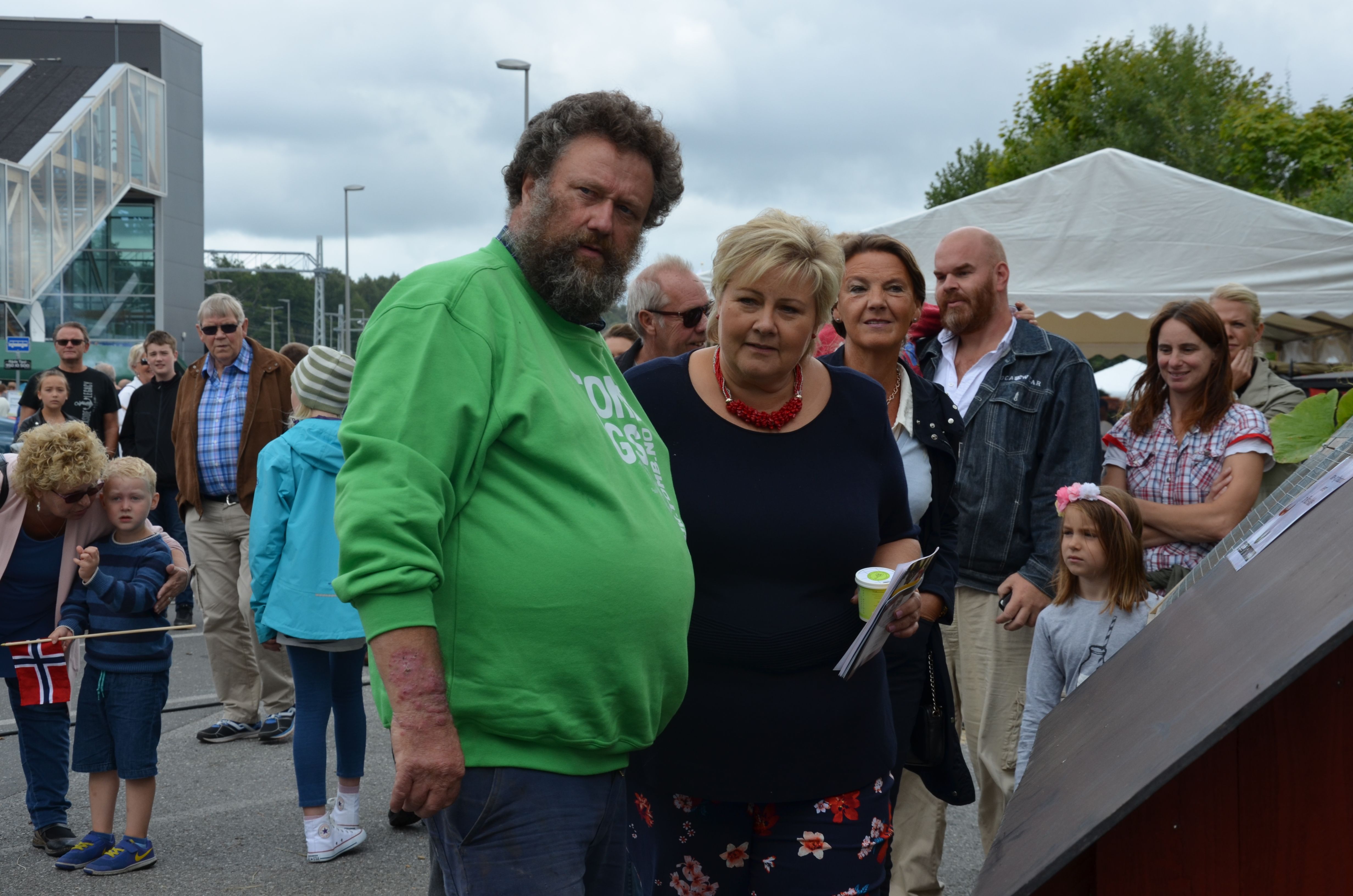 Mann og dame snakker sammen ved tog-perrongen på Råde stasjon.