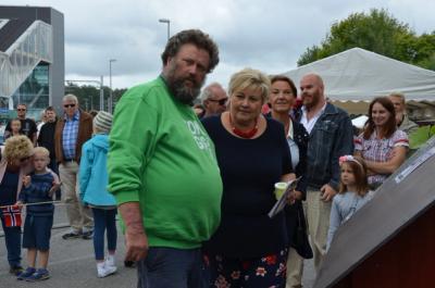 Mann og dame snakker sammen ved tog-perrongen på Råde stasjon.