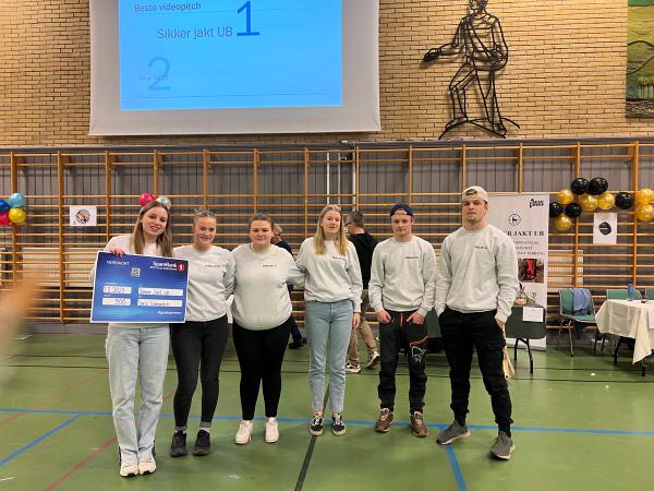 Elevene med sjekk fra sparebank 1. 