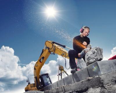 Elev som murer i strålende solskinn.