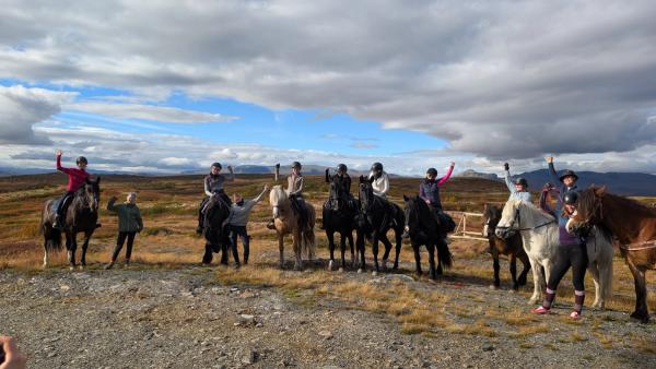 Elever som sitter på hver sin hest på fjellet.