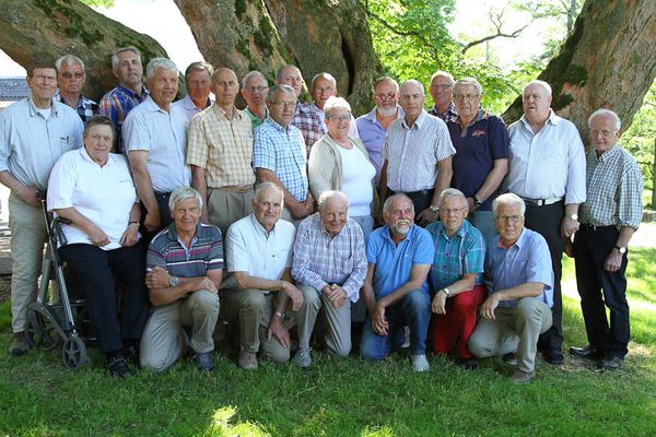 50-årsjubilanter ved et tre i parken.