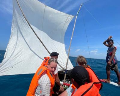 Elever i liten seilbåt