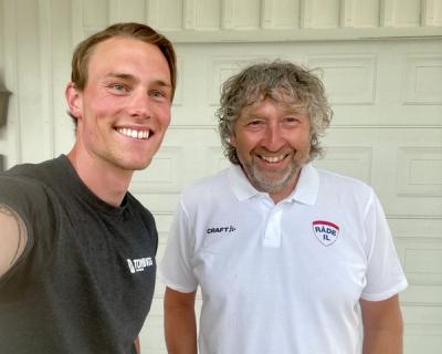 To menn som smiler mot camera.