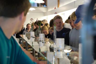 Elever i kø ved buffeten på internatet