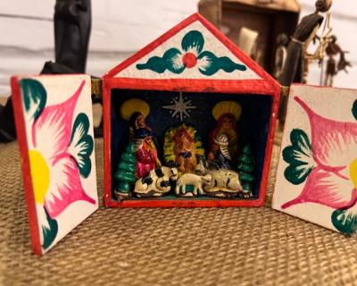 Liten fargerik julekrybbe - laget av en sigarboks.