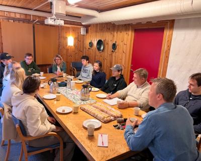 Elevrådet, ordfører og rektor rundt bordet i styremøterommet