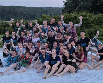 Mange elever sitter samlet i parken