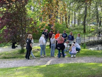 Elever har aktiviteter i parken. 