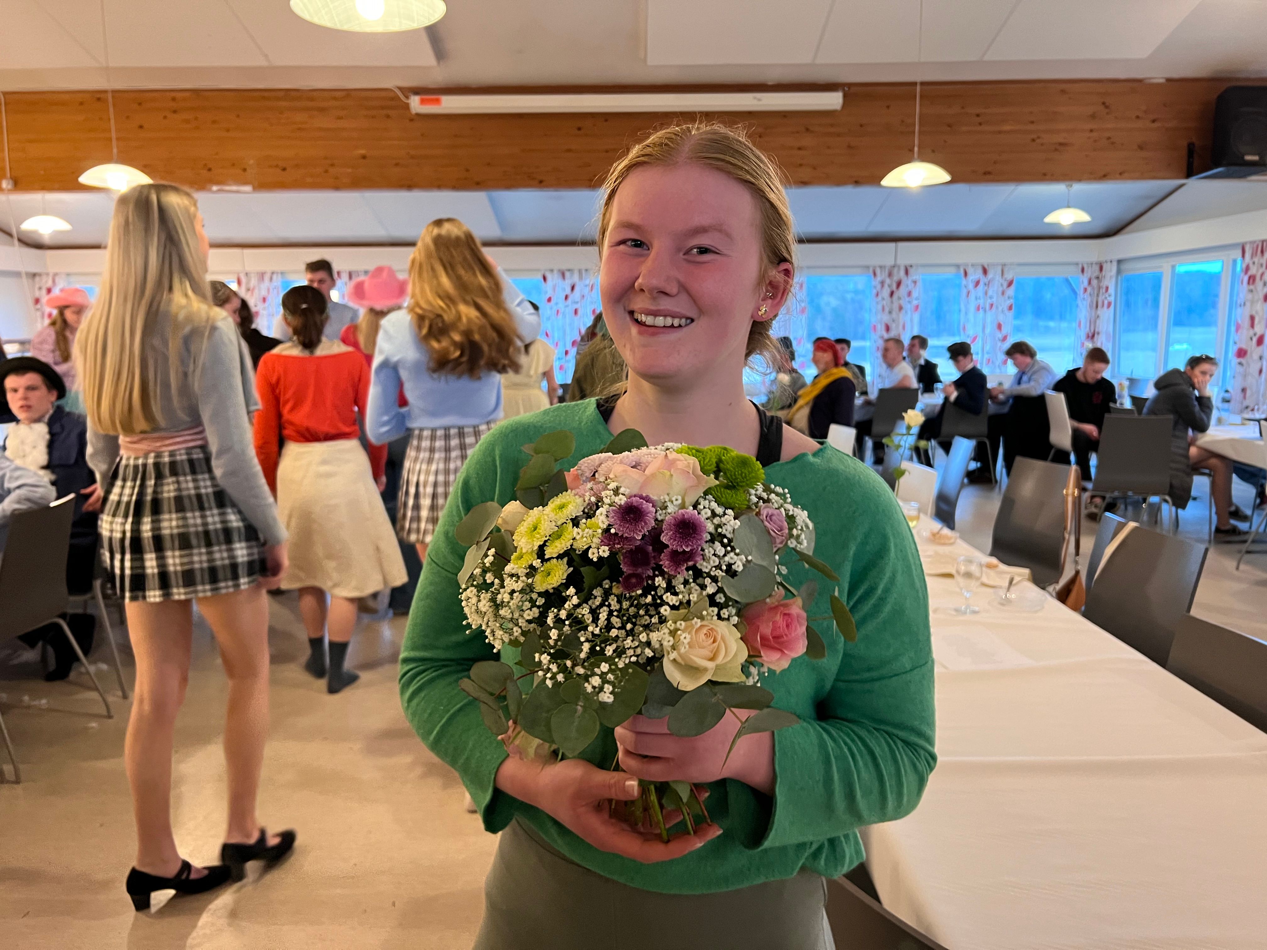 Jente med brudebukett i hånda.