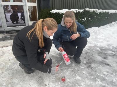 Noen prøver å tenne på en flamme