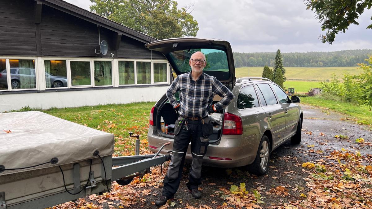 Pensjonist med åpen bakdør på bilen.