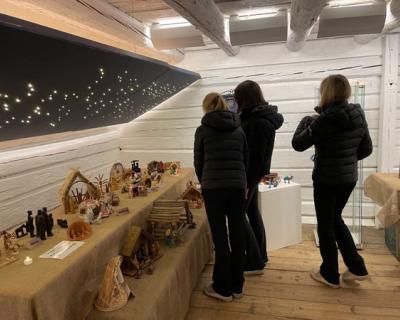 Elever betrakter julekrybbeutstillingen.