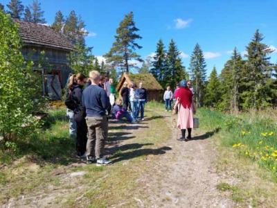 Elever står samlet på et gammelt gårdstun.