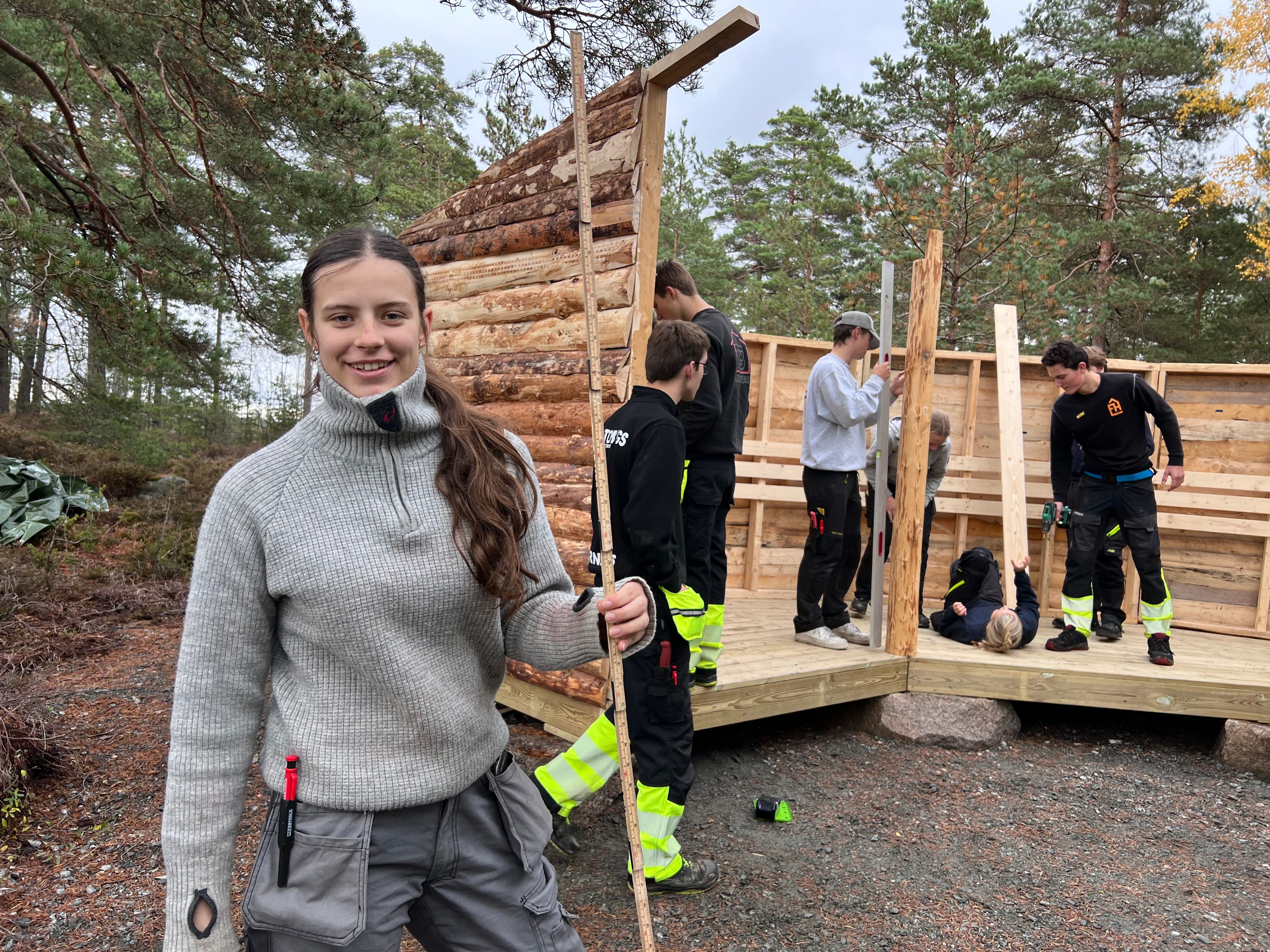 I forgrunnen: Elevjente holder en meterstokk