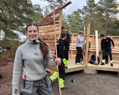 I forgrunnen: Elevjente holder en meterstokk