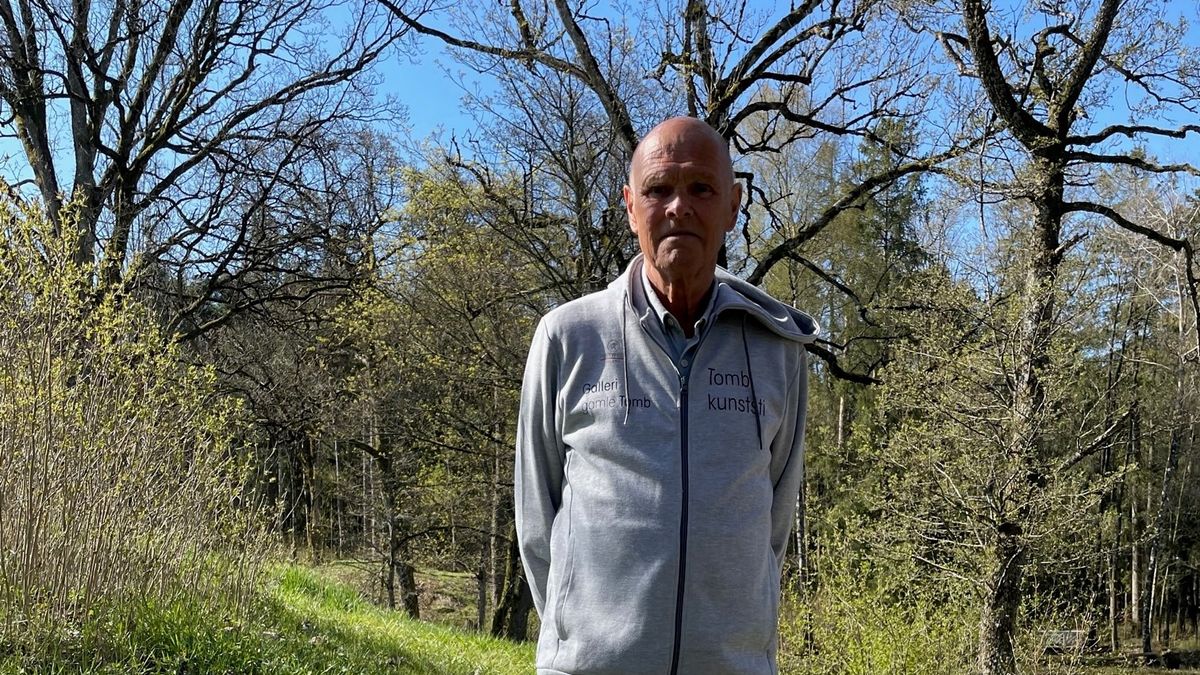 En mann som står i parken.