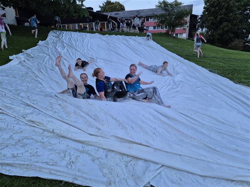 Vannsklie på presenning i parken