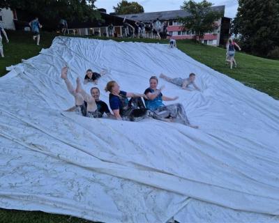 Vannsklie på presenning i parken
