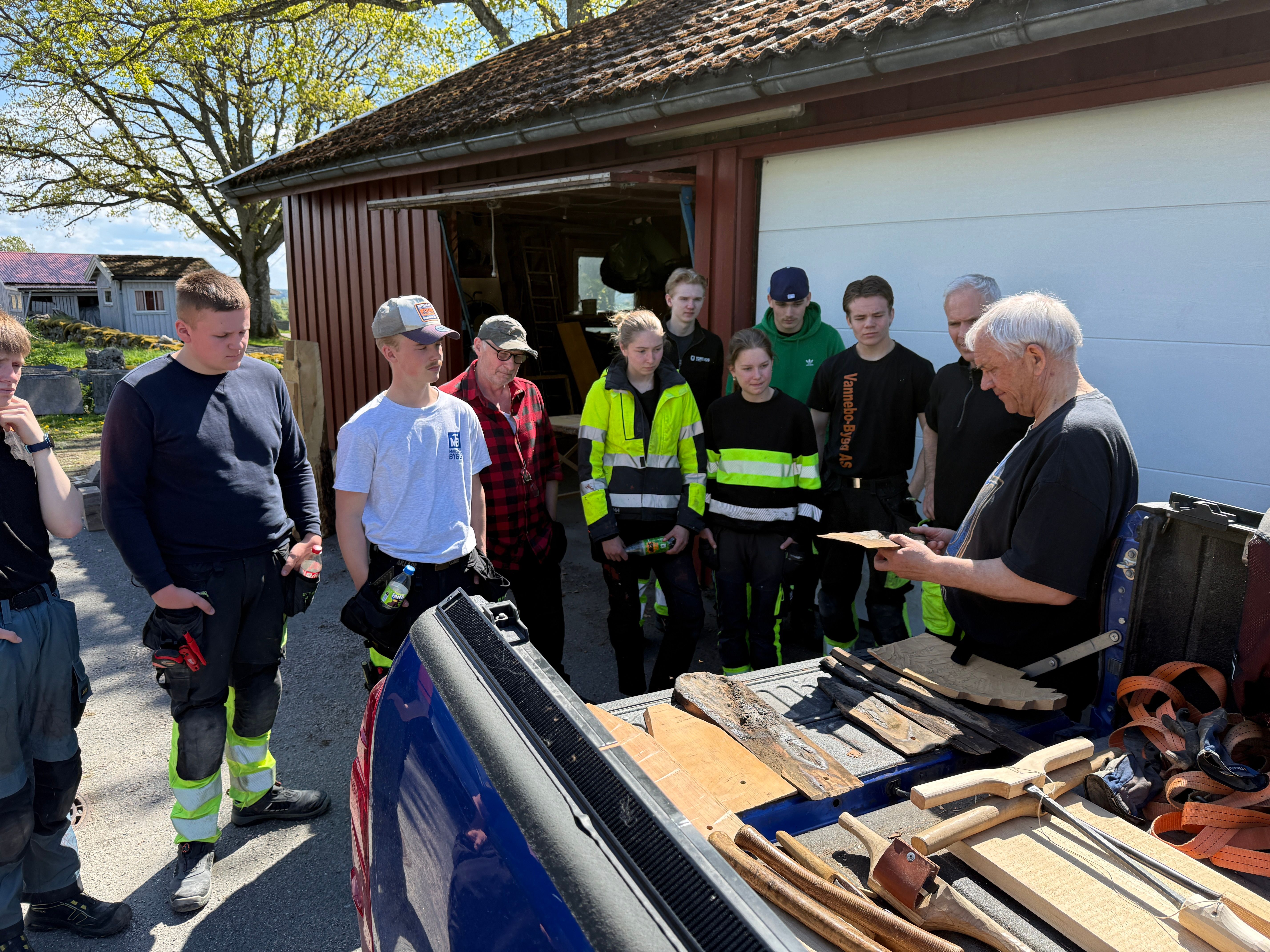Håndtverker viser fram ny og gammel spon, og ulikt verktøy. 