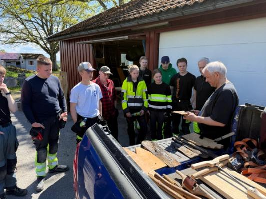 Håndtverker viser fram ny og gammel spon, og ulikt verktøy. 