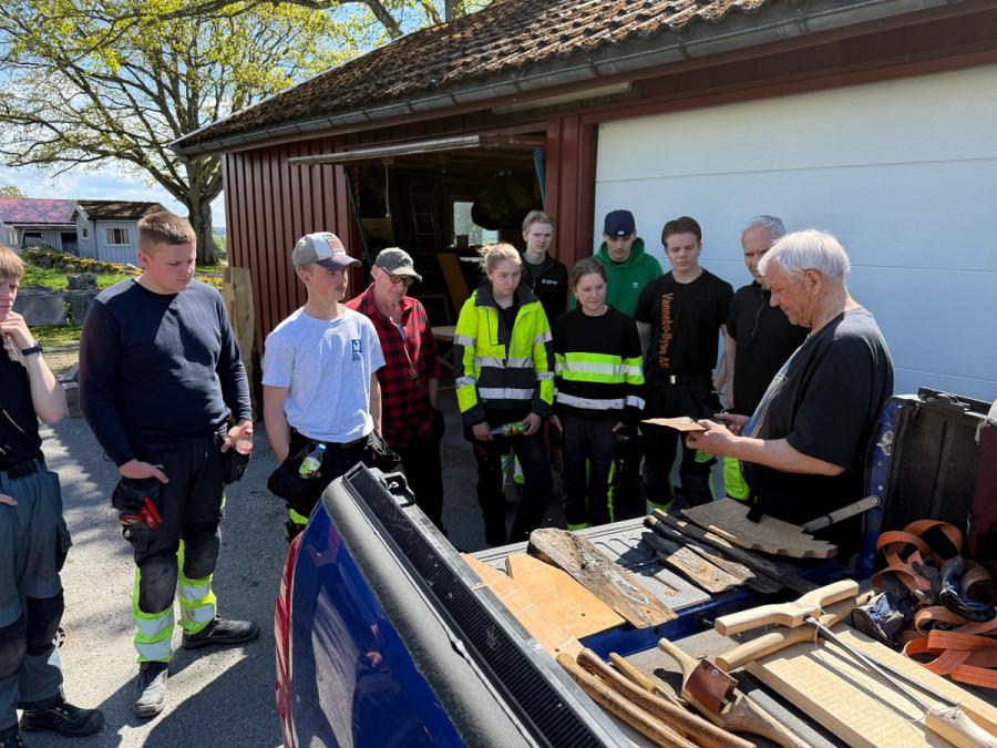 Håndtverker viser fram ny og gammel spon, og ulikt verktøy. 
