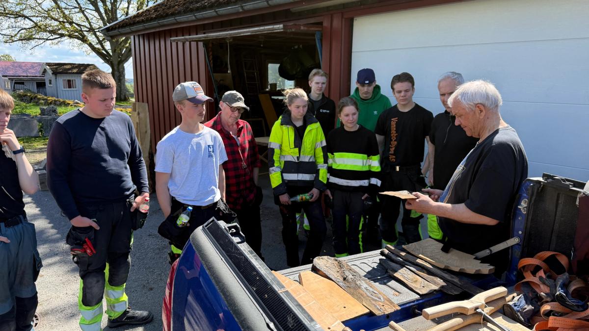 Håndtverker viser fram ny og gammel spon, og ulikt verktøy.