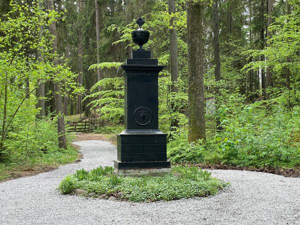 Høy minnebauta over Henriette Hermine Fuglberg, født 1. mars 1778, død 30. mars 1819