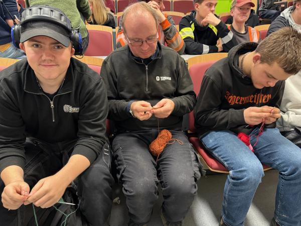 Elever og lærer som strikker