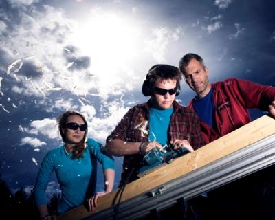 Elev bruker høvel på panel.