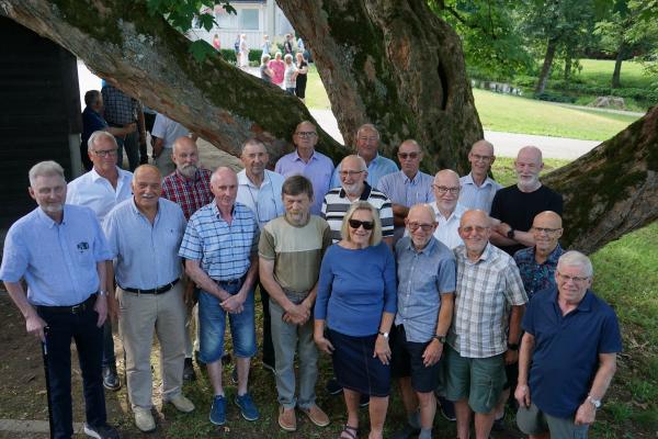 Fellesbilde av 50-årsjubilanter foran et stort, gammelt tre.
