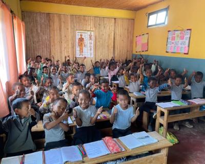 Barn i klasserom, tommel opp