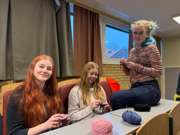 Tre elever som strikker.