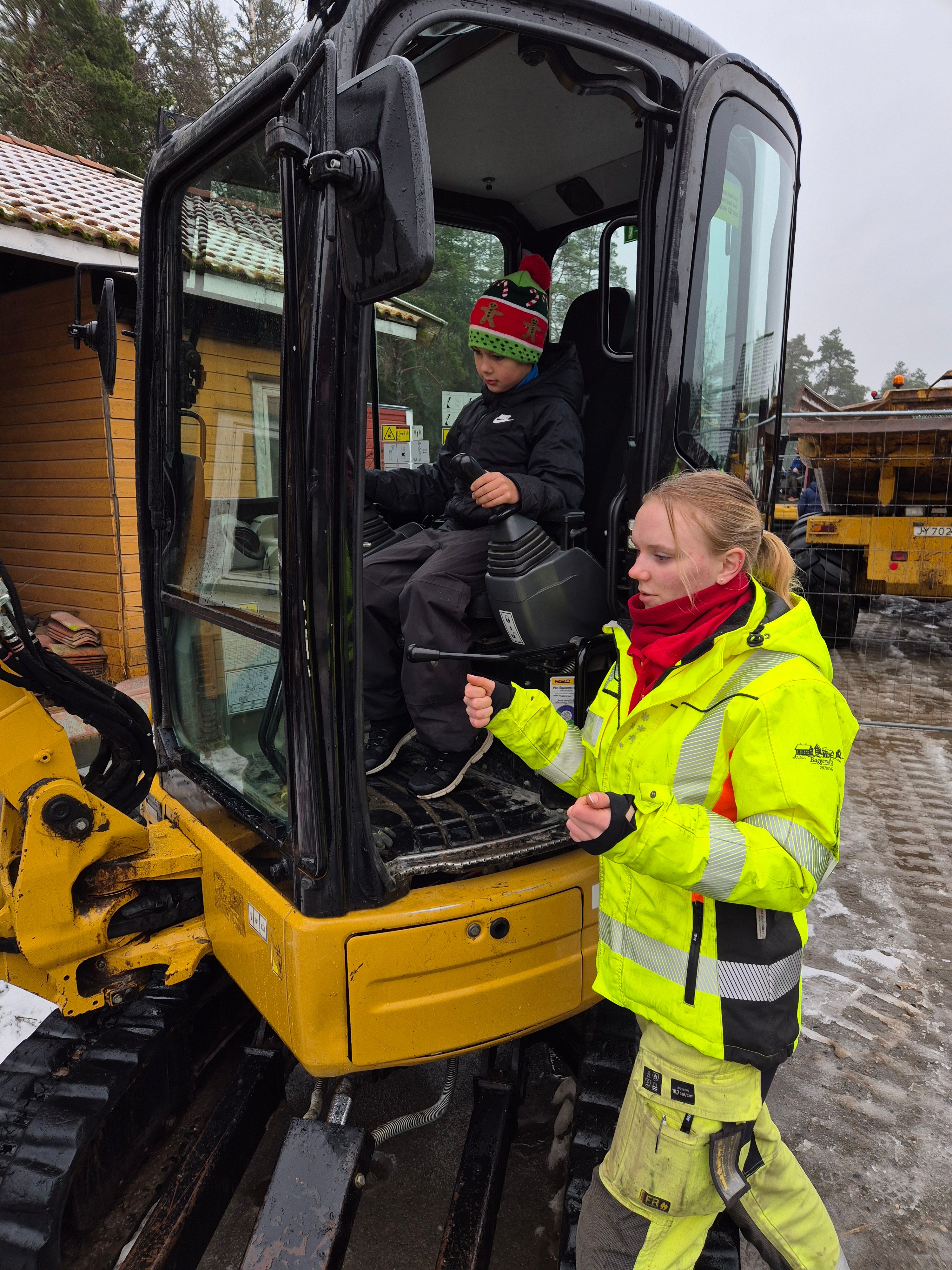 Barn prøver mini-gravemaskin