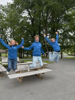 Tre ettåringer hopper fra en benk