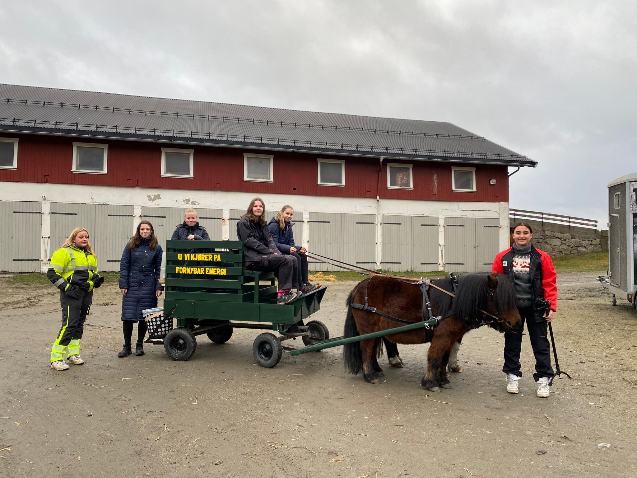 Søppelvogn, elevene poserer. 