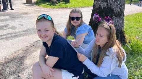 Elever som skriver på ryggen til hverandre